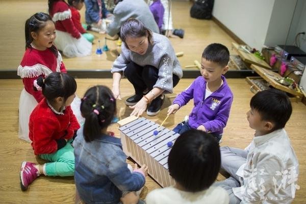 一年级小学生的繁忙周末 上7门兴趣班 (组图)