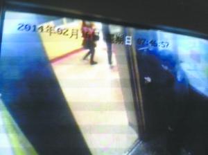 高清图—29岁女老师兰州市临夏路天安大厦10楼电梯内遭割喉