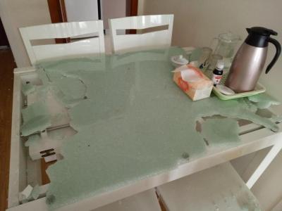 市民家餐桌玻璃爆裂飞溅 商家:不保修,需付费