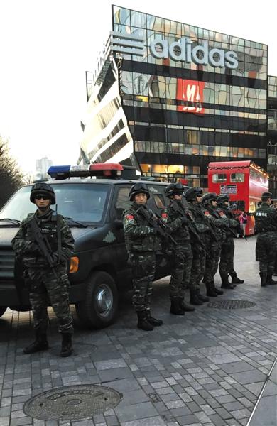 北京警方启动黄色预警 雪豹突击队三里屯巡逻