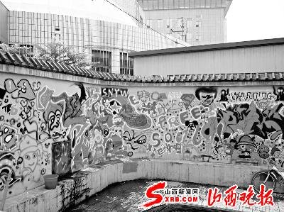 街头墙壁装扮成了卡通王国.图片