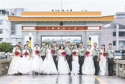 天池之恋！中国陆军图们江畔举办集体婚礼