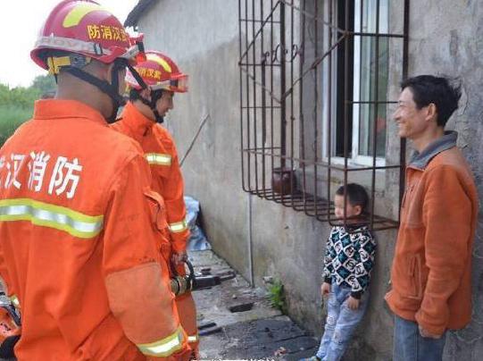 女顾客投诉服务员胸太大教坏小孩，我看你这是嫉妒！