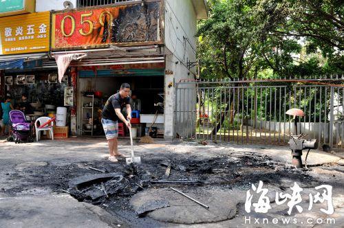  宝马 车撞上 行道树自燃  两人被烧焦难辨性别(图