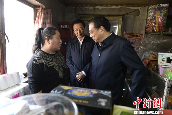 在赤峰铁南棚户区，李克强随机走进一间5平米左右的小店。 中新网 记者 刘震 摄