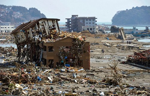 2011年3月13日,日本宫城县南三陆町,一幢民居的残骸耸立在一片废墟中.