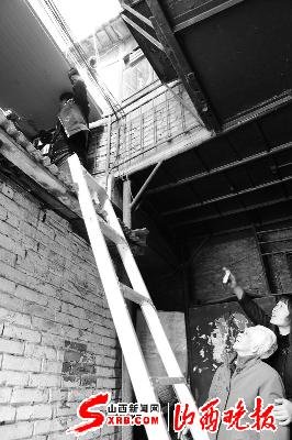 志愿<em>服务</em>队<em>上门 给</em>空巢老人家安雨棚(图)_新闻