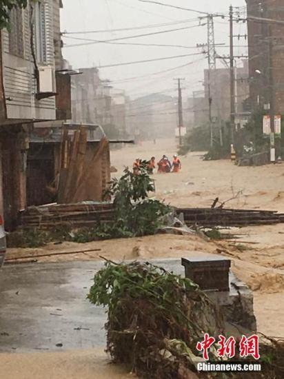 福建防抗台风尼伯特纪实：风雨中托起群众生命安全