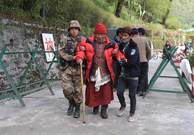 樟木大转移:新华社记者抗震救灾现场直击