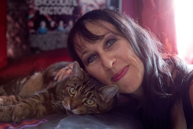 英国48岁女子与男友分手 伤心欲绝嫁给两只猫(图)