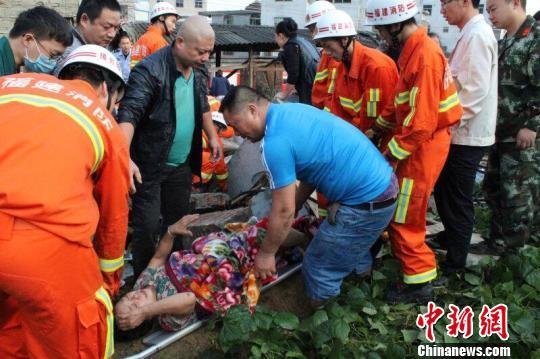 福州闽侯一水泥砖房倒塌 老年夫妇被埋消防救
