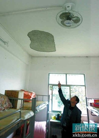 东源县锡场镇小学的女生宿舍天花板被震掉了一部分。记者 毕志毅/摄