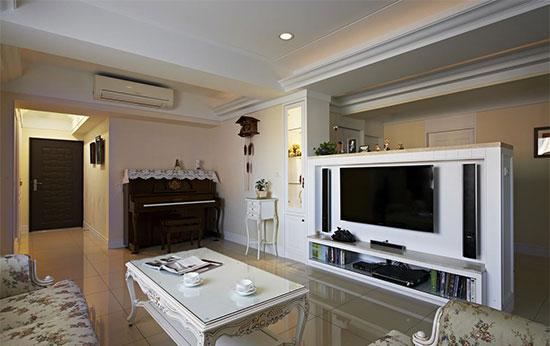利用半高的电视墙区分出客厅,餐厅,使光线也能分享到后方空间.
