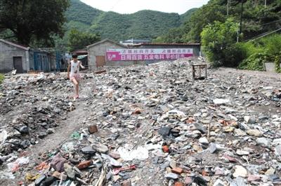 北京“7·20”暴雨冲刷河道 下游村庄成垃圾场