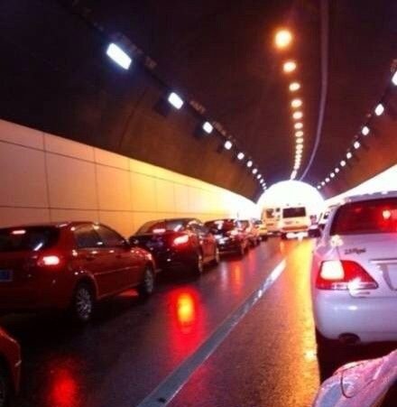 南京私家车在拥挤隧道内为救护车让道(图) 