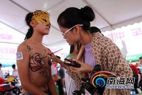 假面<em>模特</em><em>人体</em>彩绘亮相海南电动车展(组图)_新