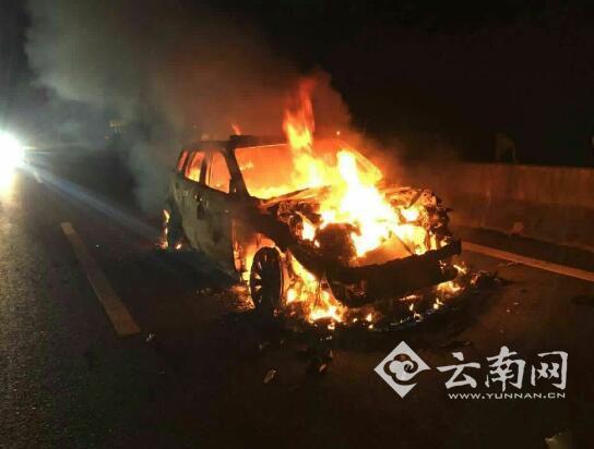 杭瑞高速公路一越野车超车时追尾起火烧毁