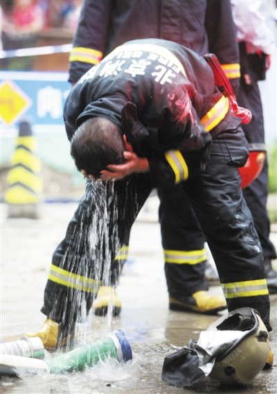 北京一高层住宅发生燃气爆燃事故1人死亡(图)