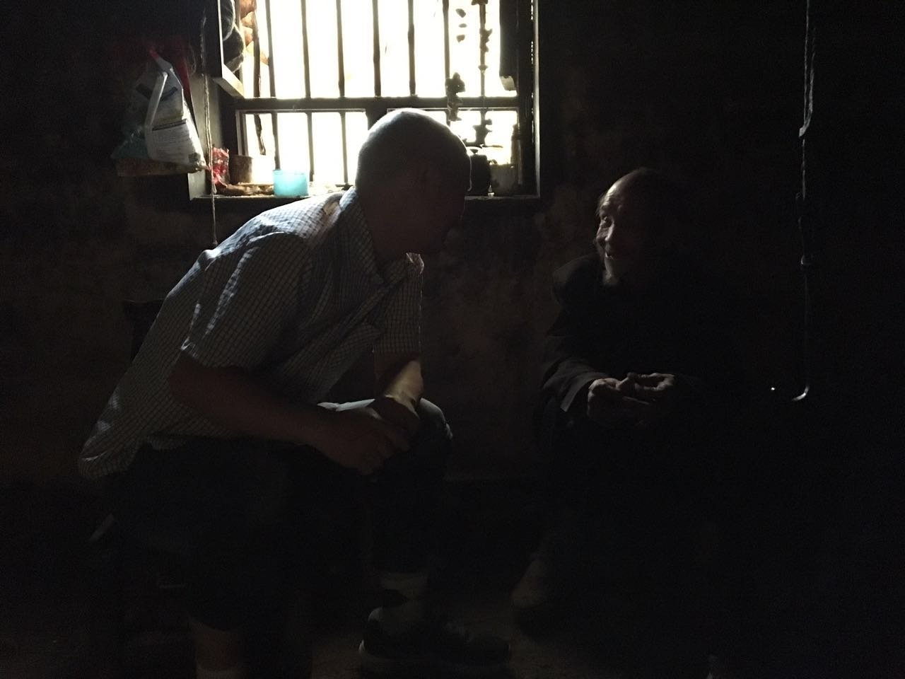 袁凌在土屋和一位一辈子未穿过鞋的山里老人交谈。摄影/三桃 袁凌在土屋和一位一辈子未穿过鞋的山里老人交谈。摄影/三桃
