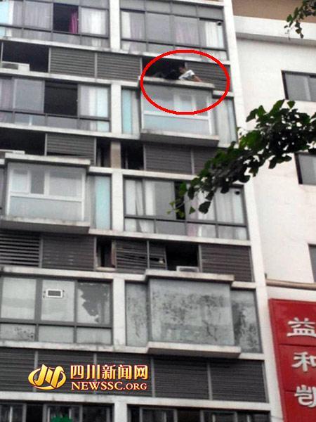 男子因感情问题欲跳楼 白发父亲楼下落泪跪劝