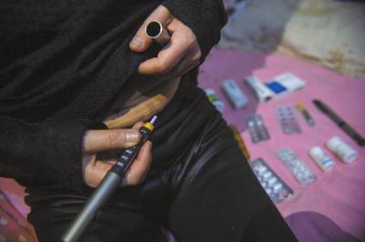 独肾盲女卖花自救 常年扎针皮肤变硬难按动