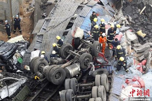 河南大桥坍塌目击者:一辈子都没见过如此惨状