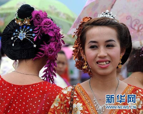 4月13日,两名佩戴头饰的傣族妇女在节庆活动上.新华社记者杨宗友摄