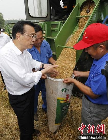 李克强在河北邯郸考察 登上收割机了解麦收情况