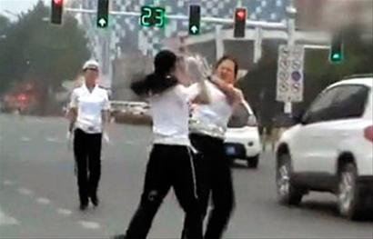 唐山女交警当街厮打视频走红