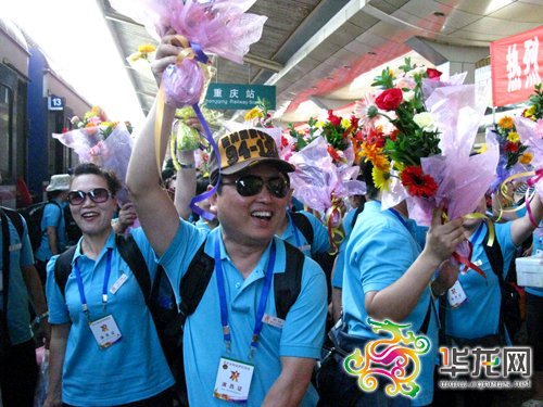 红歌团成员进京演出前母亲去世 含泪唱到最后