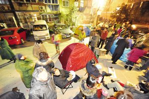寒夜报名排长队，今年3月，南京一家幼儿园门口排长队报名。裴睿 摄