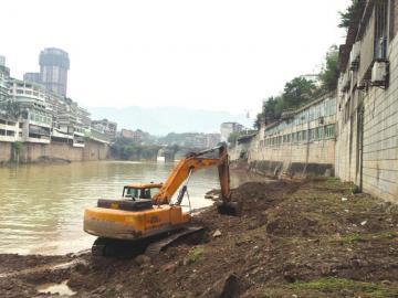 四川一挖掘机挖出迫击炮弹 疑为解放战争遗留物