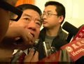 视频：卫生部长陈竺厕所门口被堵 记者追问医改