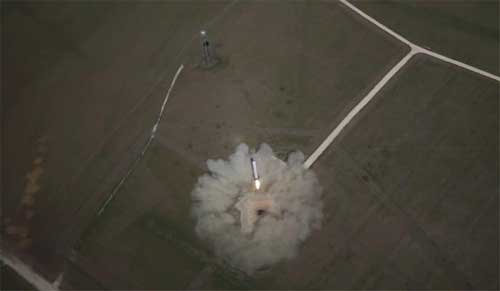 美国火箭发射升空至744米后落回发射台(组图)