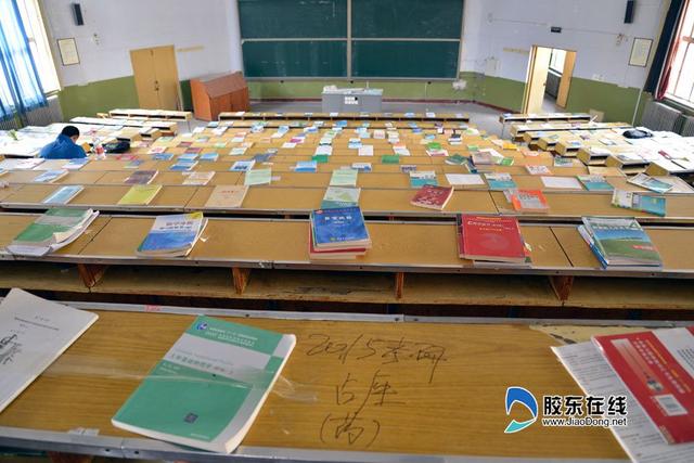 组图:<em>烟台大学</em>教室上演占座战 椅子书本粘桌