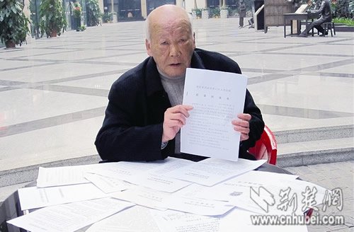 十年诉讼,张爹爹拥有一堆判决书