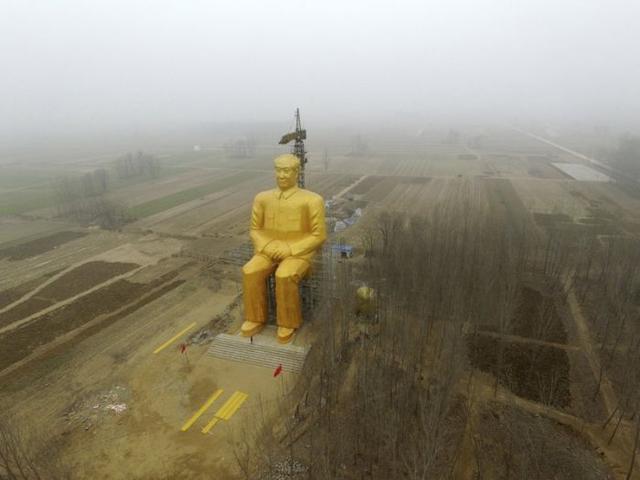 人民网北京1月8日电（潘旭海 陈孟）近日有媒体报道称，在河南省开封市通许县孙营乡朱氏岗村，当地村民集资建造了一座36米高的金色毛主席雕塑，引发社会关注。对此，当地政府部门表示，该雕塑未经过登记、审核；现已拆除。
