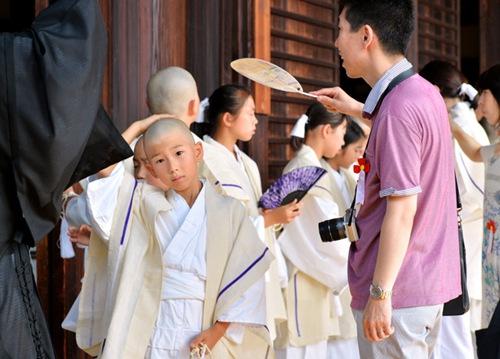 日本寺庙举行中小学生剃度仪式 授袈裟法号