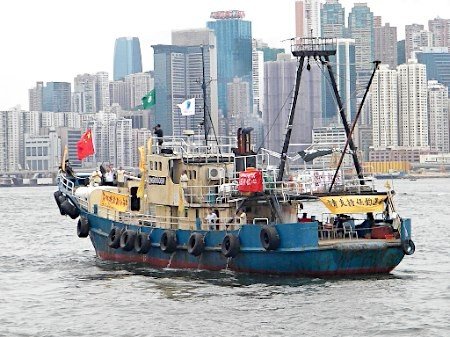 驶出尖沙咀海湾的香港保钓船和保钓人士