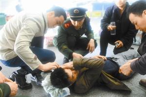 深圳武警为防止发病旅客咬伤舌头塞入自己手指