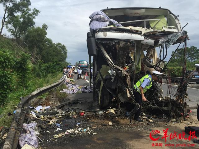 深汕高速今中午发生3车相撞事故 造成5人死亡