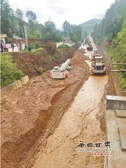 甘肃35个乡镇突遭暴雨袭击 国道毁坏小车被冲走7