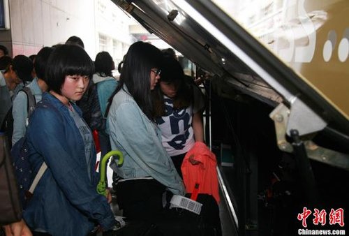 In 141 Chinese on airliner of Han Ya wreck, nearly 70 people come from Shanxi and Zhejiang respectively group of two students summer camp. On July 14 afternoon, 31 Zhejiang teachers and students and 2 family members and member of 3 working groups take G31 order tall iron to arrive at Hangzhou. China News Service sends Li Chen charm to photograph