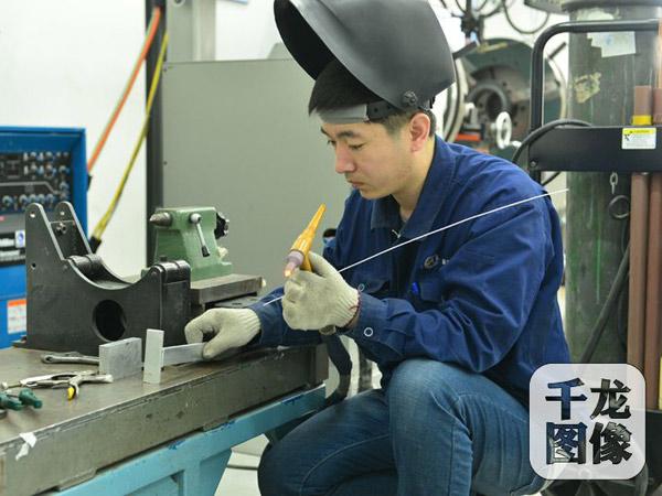 中国导弹“第一焊枪”曝光 为导弹“缝血管”