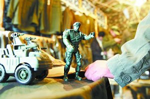 各种军事玩具让军迷们倾心收藏。