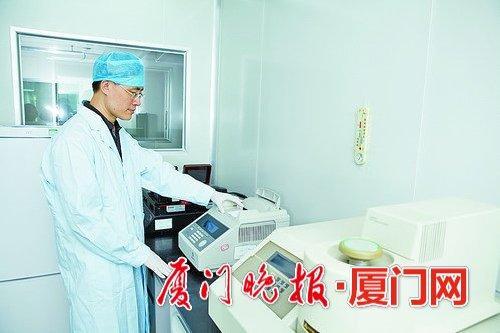 三代单传丈夫带儿子做亲子鉴定 得知结果崩溃