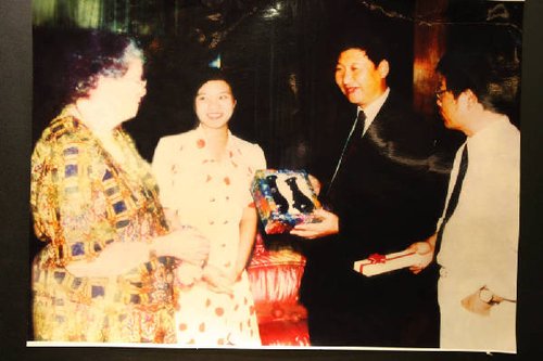 1993年时任福州市委书记的习近平和噶登勒夫人会面的照片（翻拍）