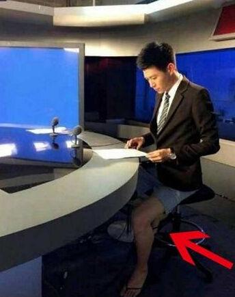 帅哥FOX体育台男主播王博麟穿短裤人字拖播新闻走红网络|微博