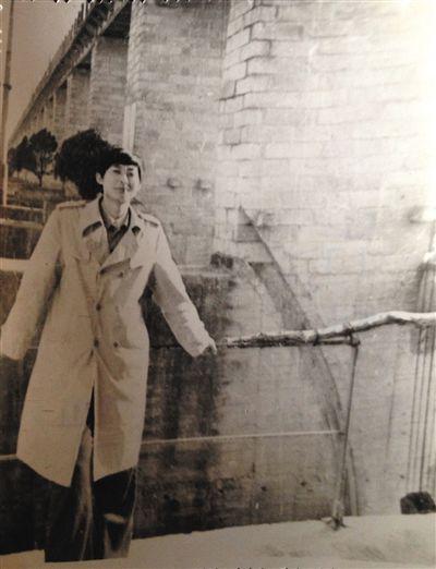 1995年,于英生在蚌埠淮河闸上留影,当时他在蚌埠市委办公室机要科工作。新京报记者