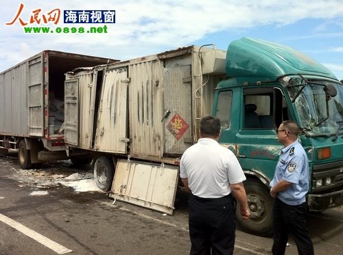 海南西线高速货车侧翻滑行50米 造成大堵车